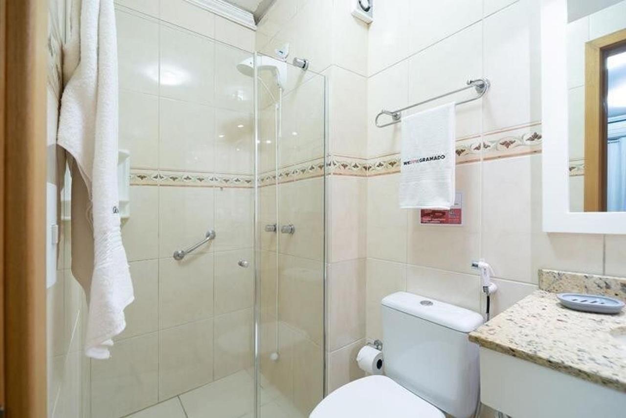 GRAMADO SOLAR REAL - 2 apts de 2 quartos no mesmo prédio, cada um comporta até 7 pessoas - IDEAL PARA GRUPOS - central - IDEAL PARA ANDAR A PÉ - nesta plataforma desde janeiro de 2015, oferecemos CREDIBILIDADE - seu PET é bem-vindo - GARAGEM COBERTA Extérieur photo